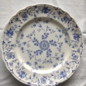 Very pretty Epoch dinner plate. Excellent condition.